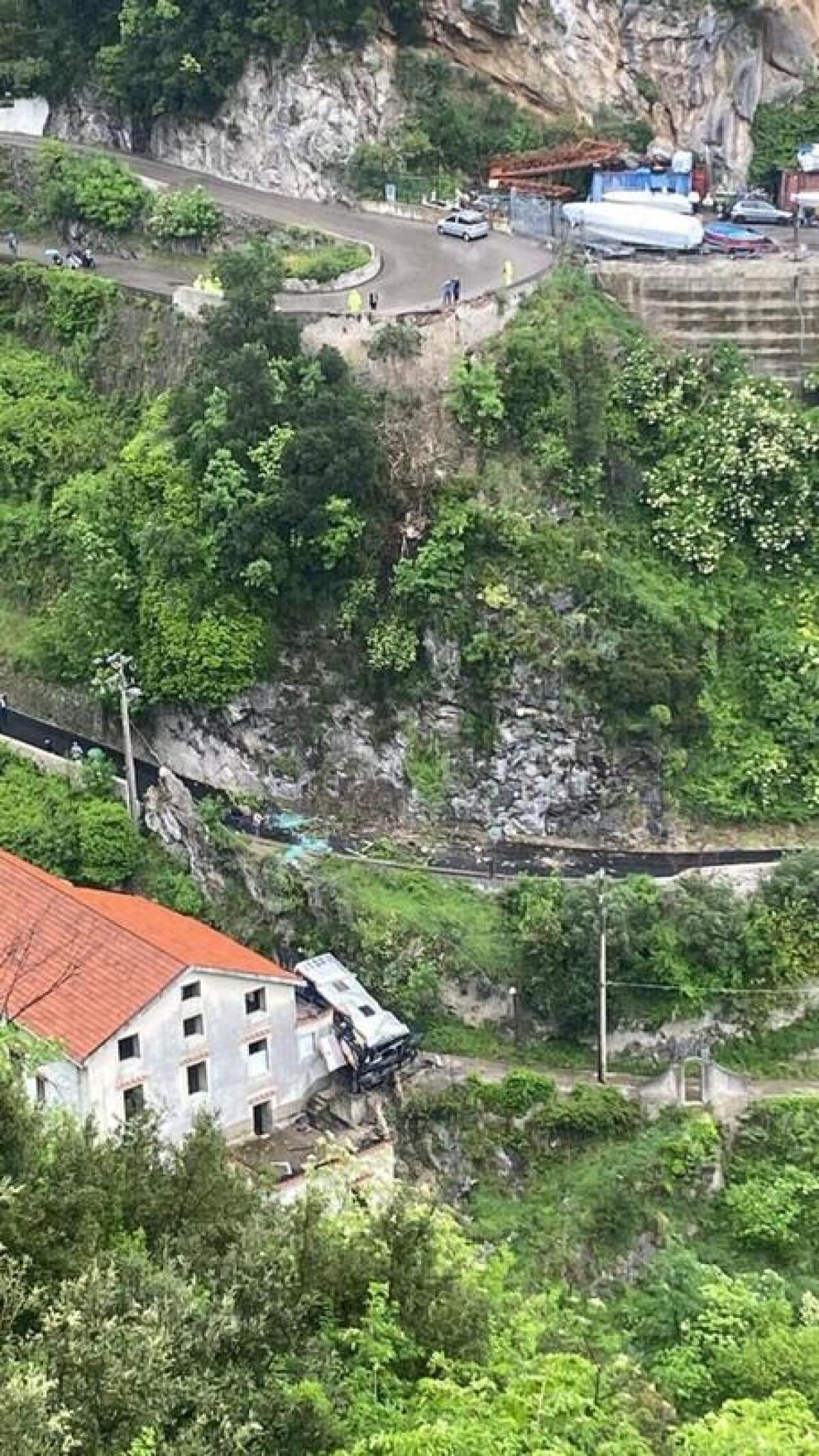Bus precipita a Ravello, morto l'autista. - 