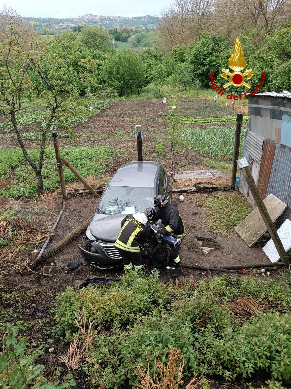 Auto sbanda e finisce nella scarpata, ferita una 61enne - 