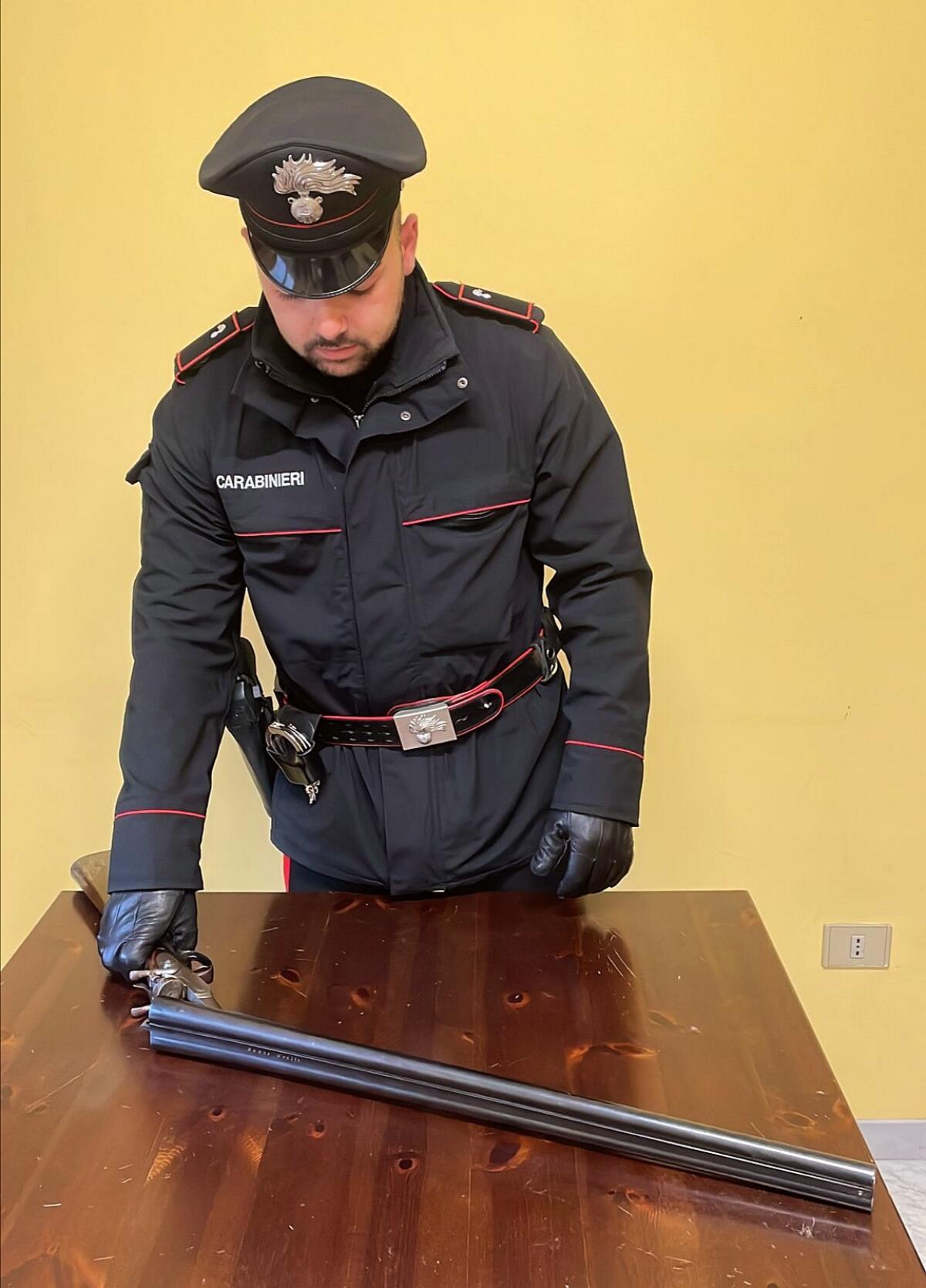 Trovato con un fucile da caccia appartenuto al padre, denunciato - 