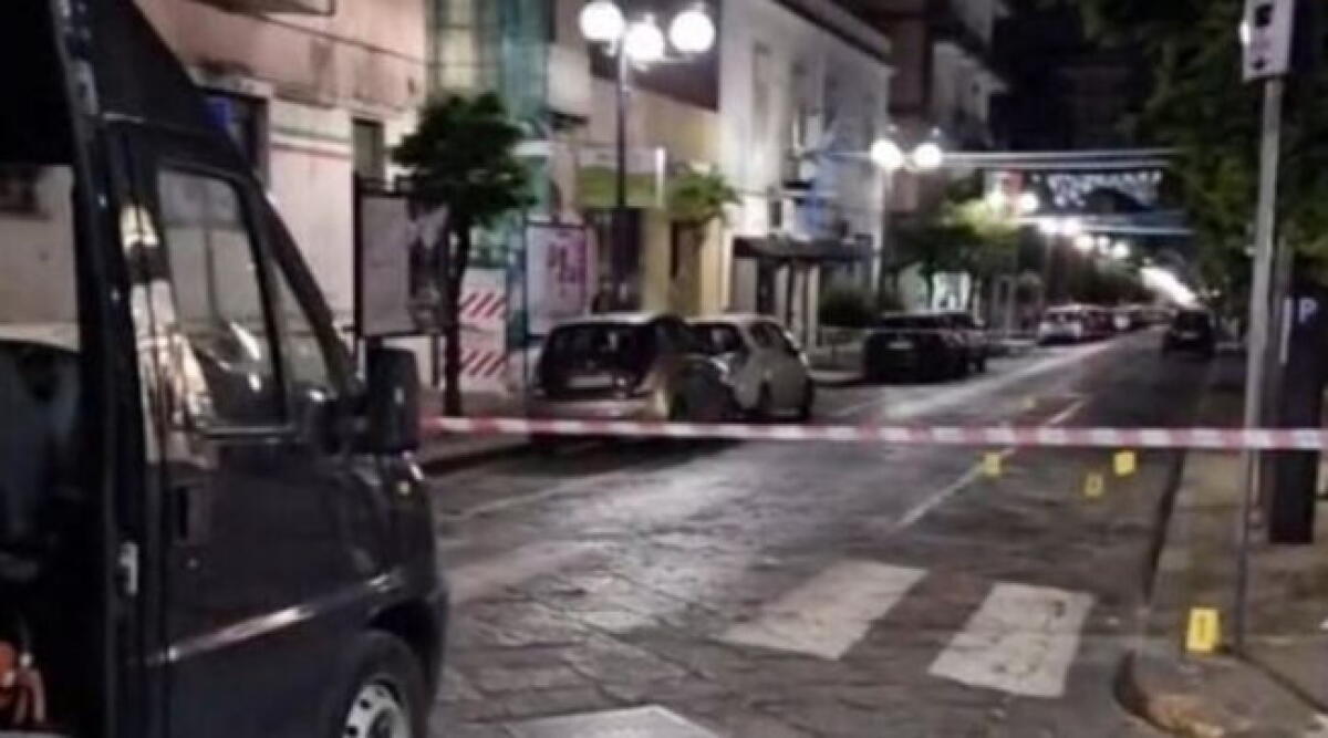 Spari contro un bar: feriti padre, madre e bimba di 10 anni - 