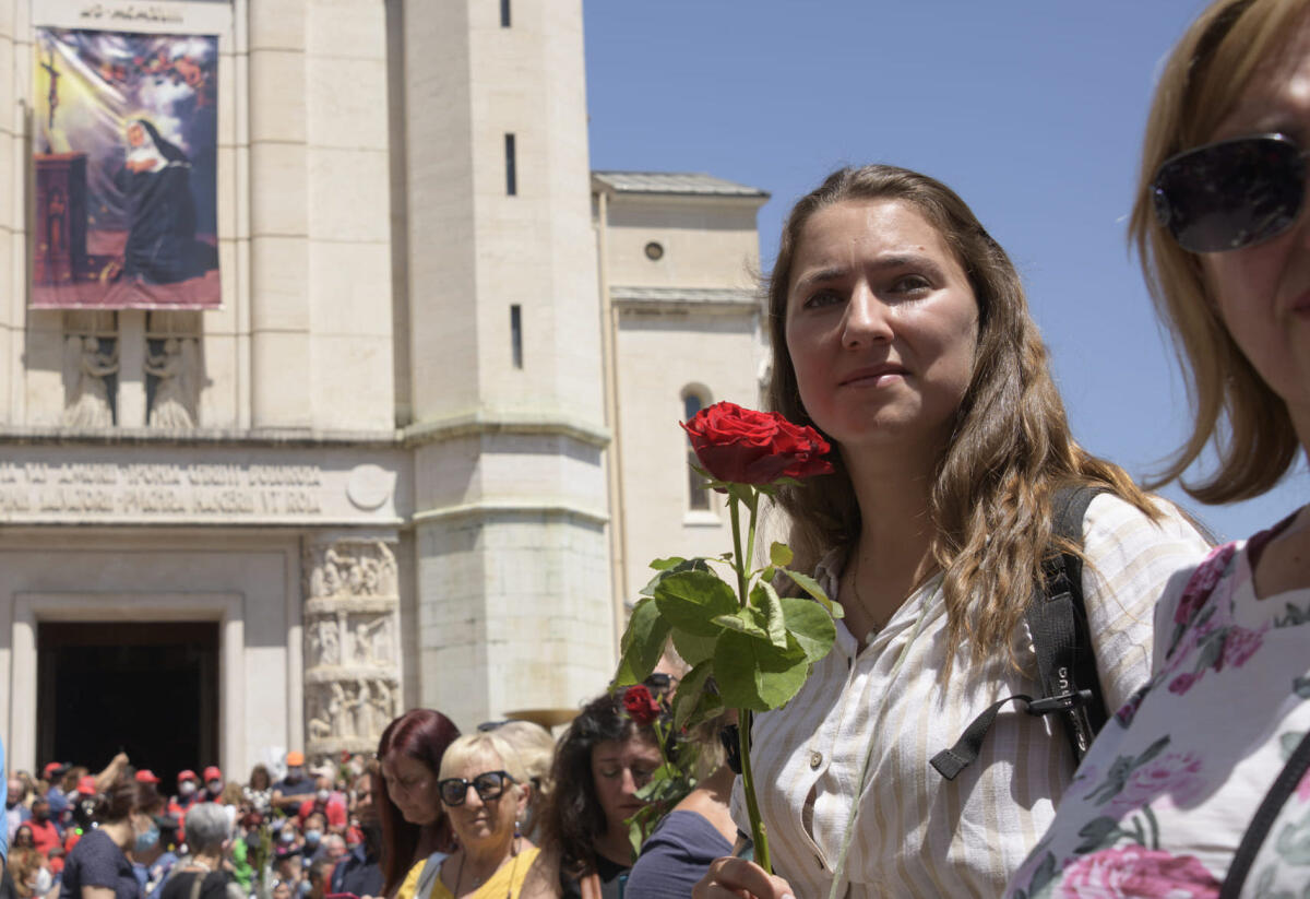 “Essere “in uscita” significa per ciascuno di noi diventare, come Gesù una porta aperta”. - 