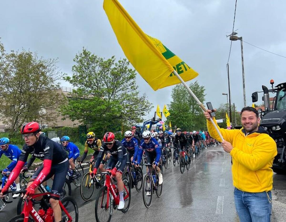 Giro d'Italia: bandiere gialle per dire no al cibo sintetico - 