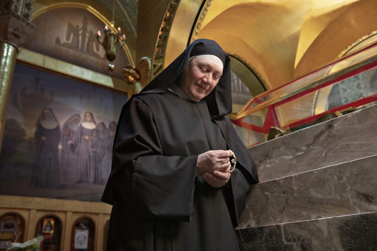 Monastero di Santa Rita: le suore aprono la clausura per recitare in diretta social il Rosario - 