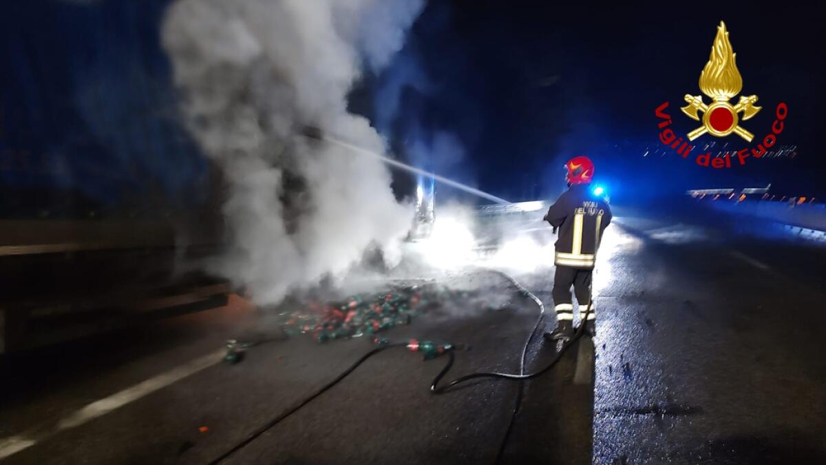 Autotreno in fiamme sull'A16 - 