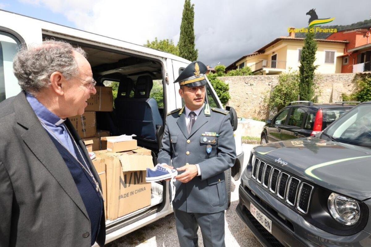 Guardia di Finanza Caserta ha devoluto in beneficenza 900 paia di scarpe - 