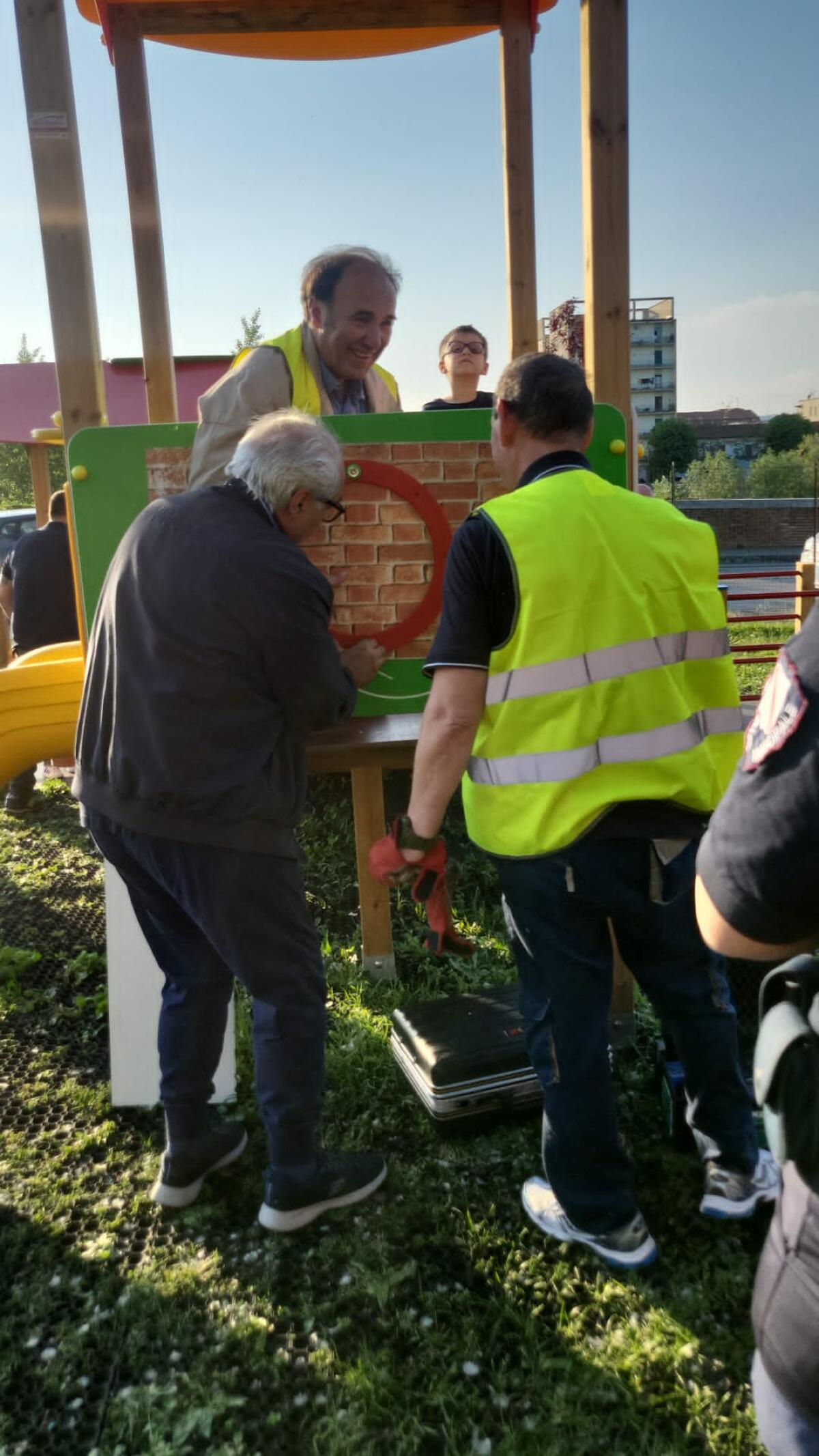 Danneggiate le giostrine del parco giochi di via Vittime di Nassiriya - 