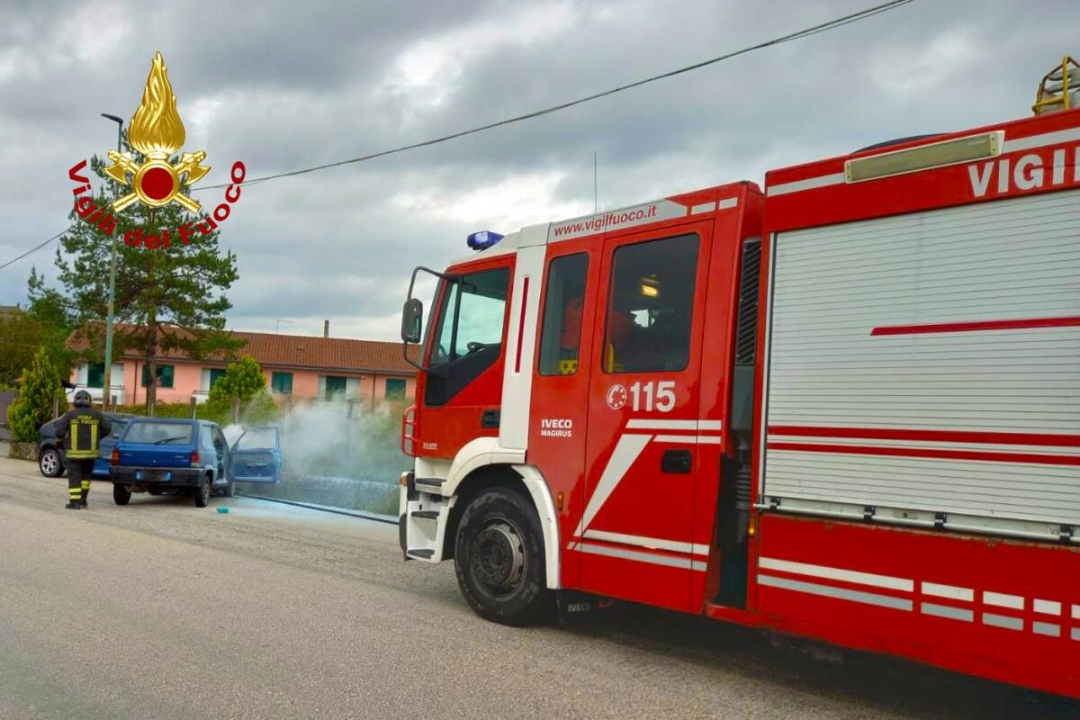 Scontro tra auto, prende fuoco una Panda - 