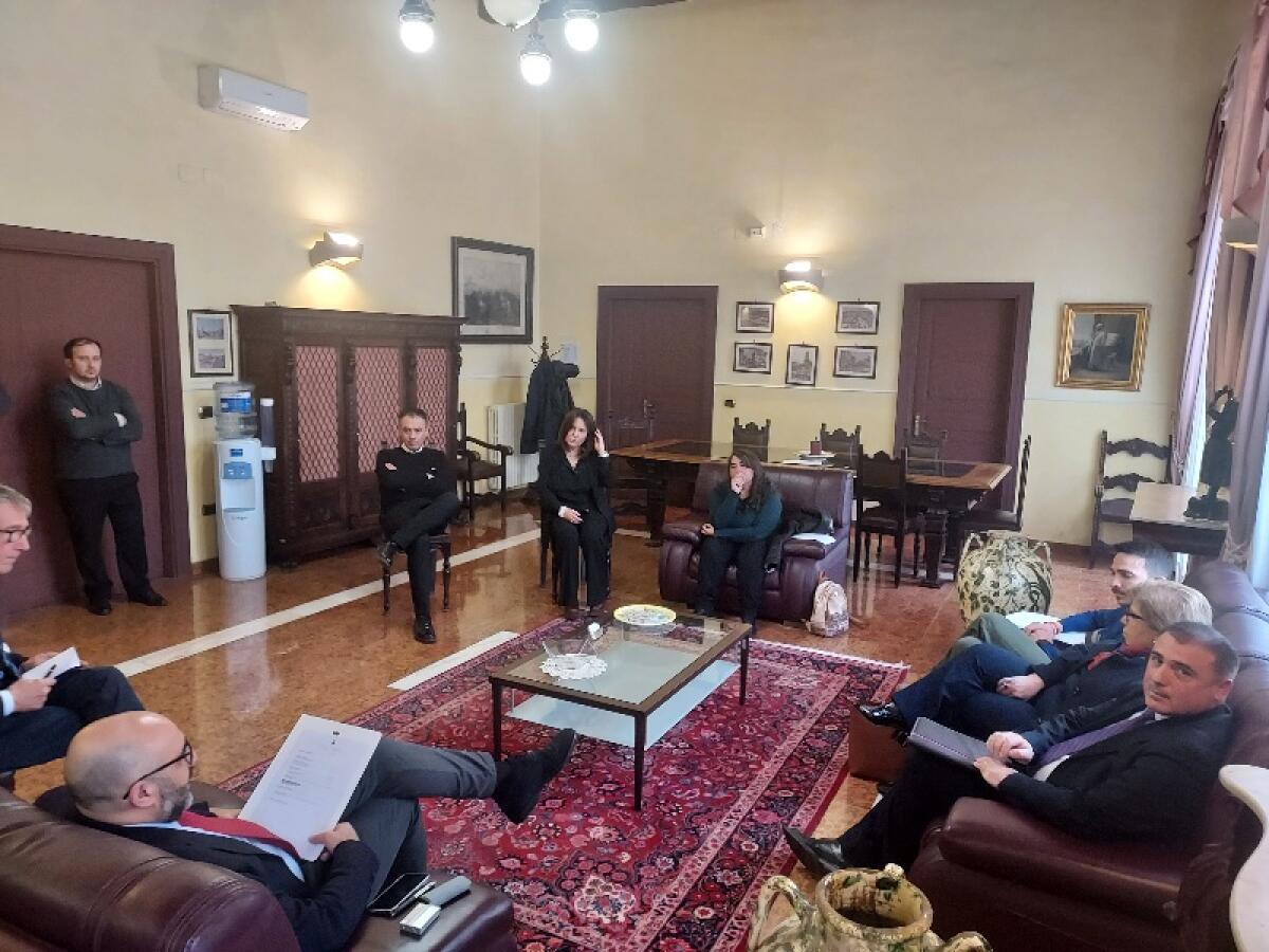 Confronto a Palazzo Caracciolo tra i delegati esterni e il presidente Buonopane. - 
