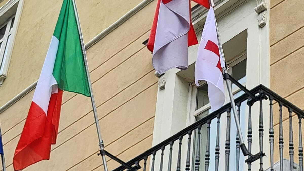 La bandiera della Croce Rossa sventola su Palazzo Mosti - 