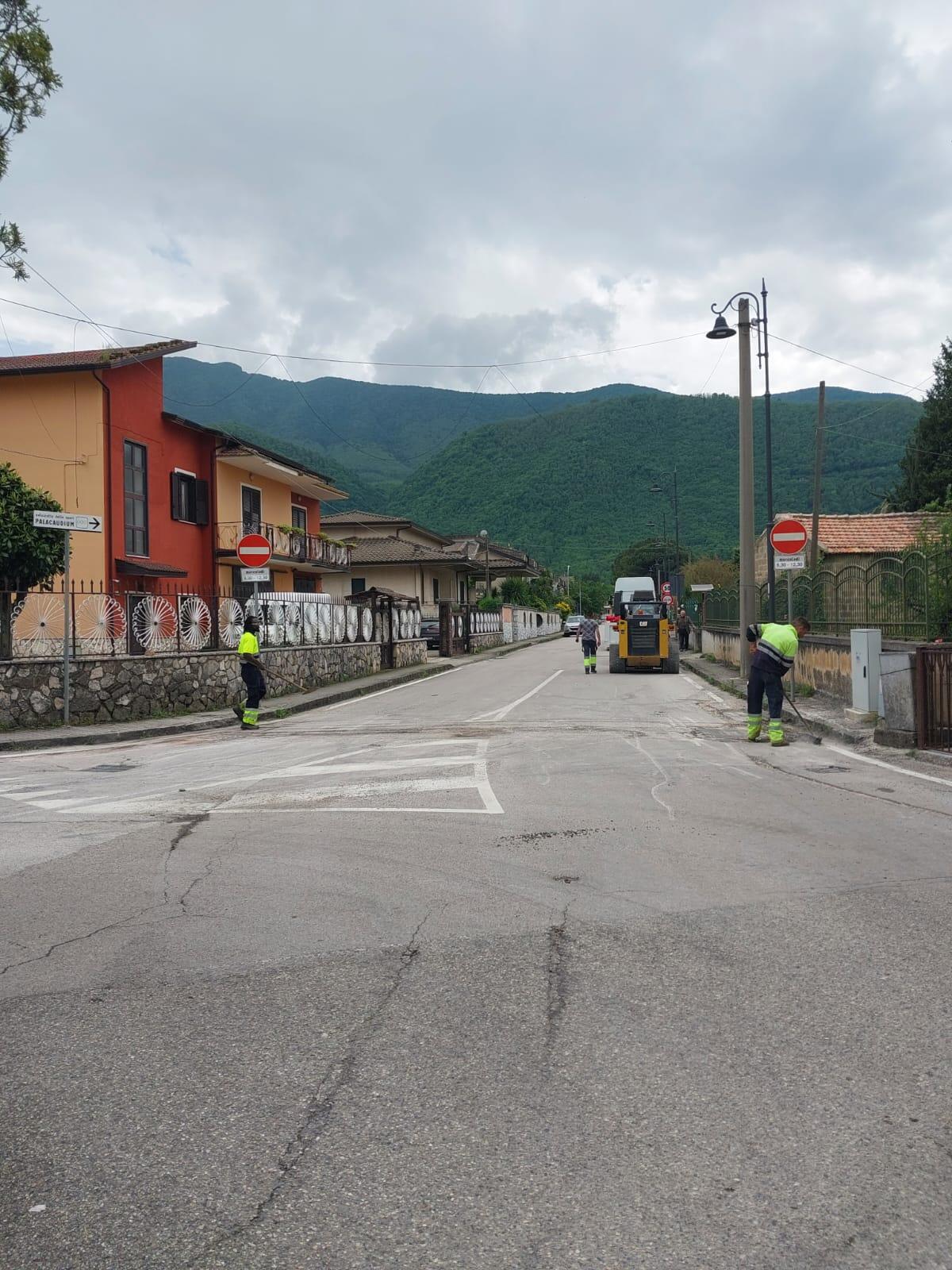 Cervinara. Iniziati i lavori di ripristino del manto stradale dopo l'intervento per la fibra ottica - 