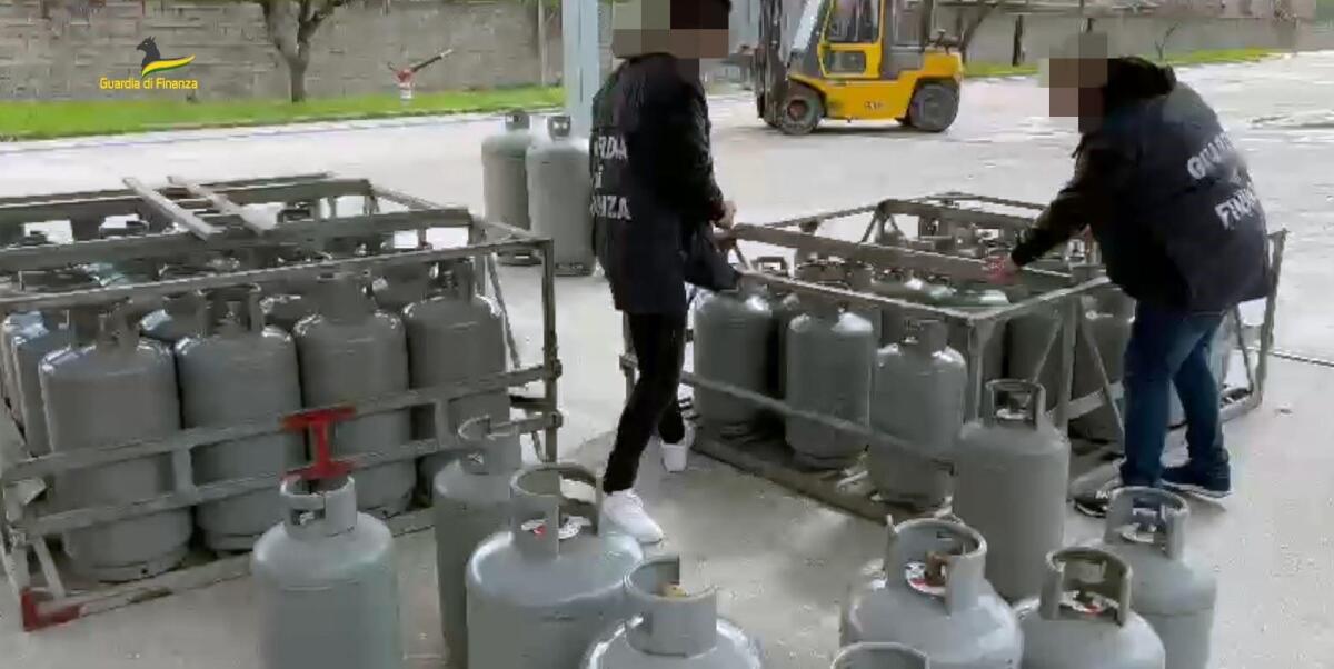 Commercio illegale bombole Gpl, denunciato proprietario ferramenta - 