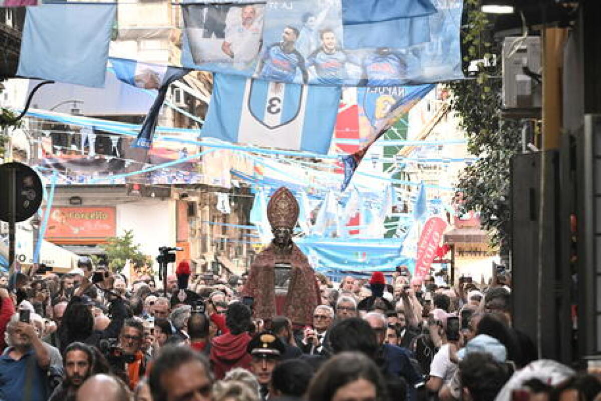 San Gennaro sfila tra le bandiere azzurre - 