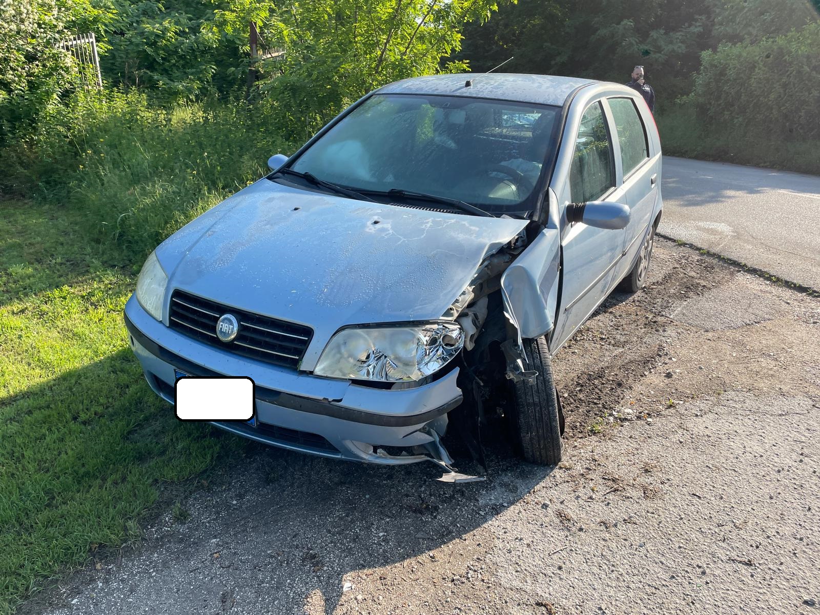 Cervinara. Auto finisce contro palo della pubblica illuminazione, identificato conducente