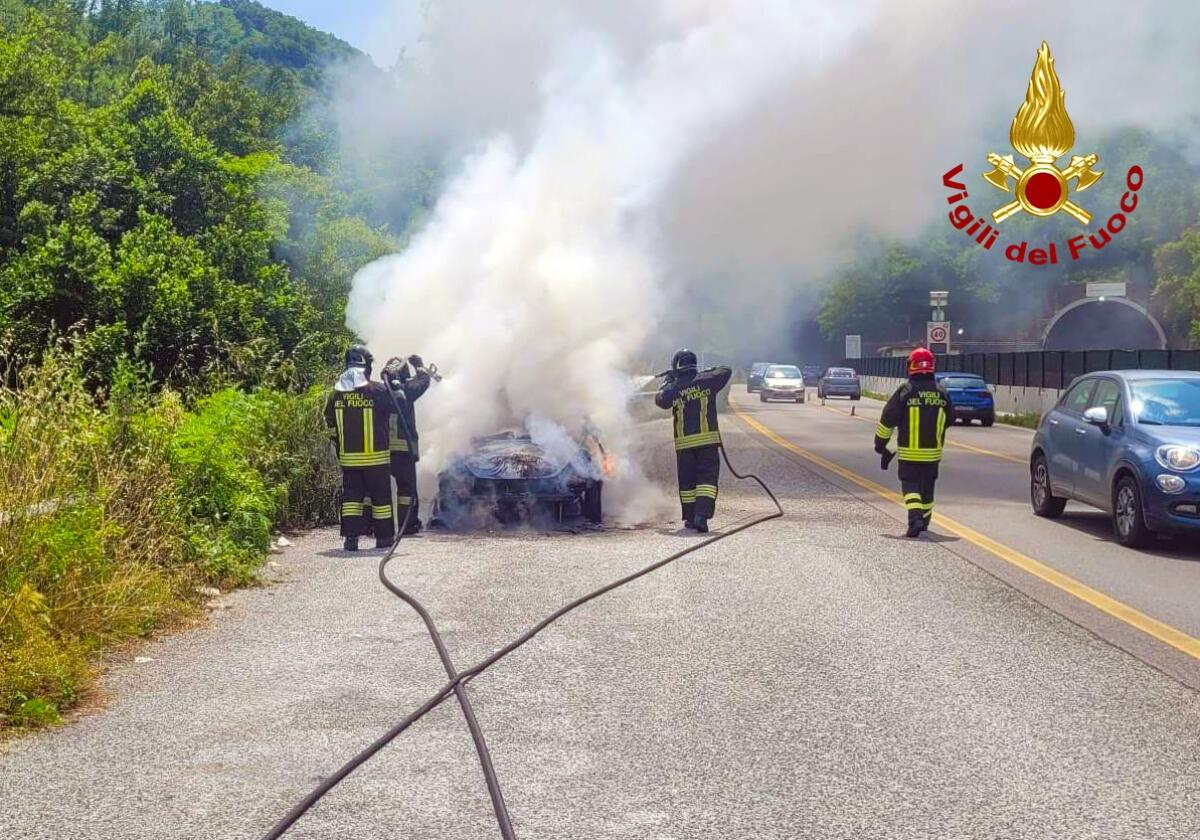 Auto in fiamme allo svincolo di Serino sul Raccordo - 