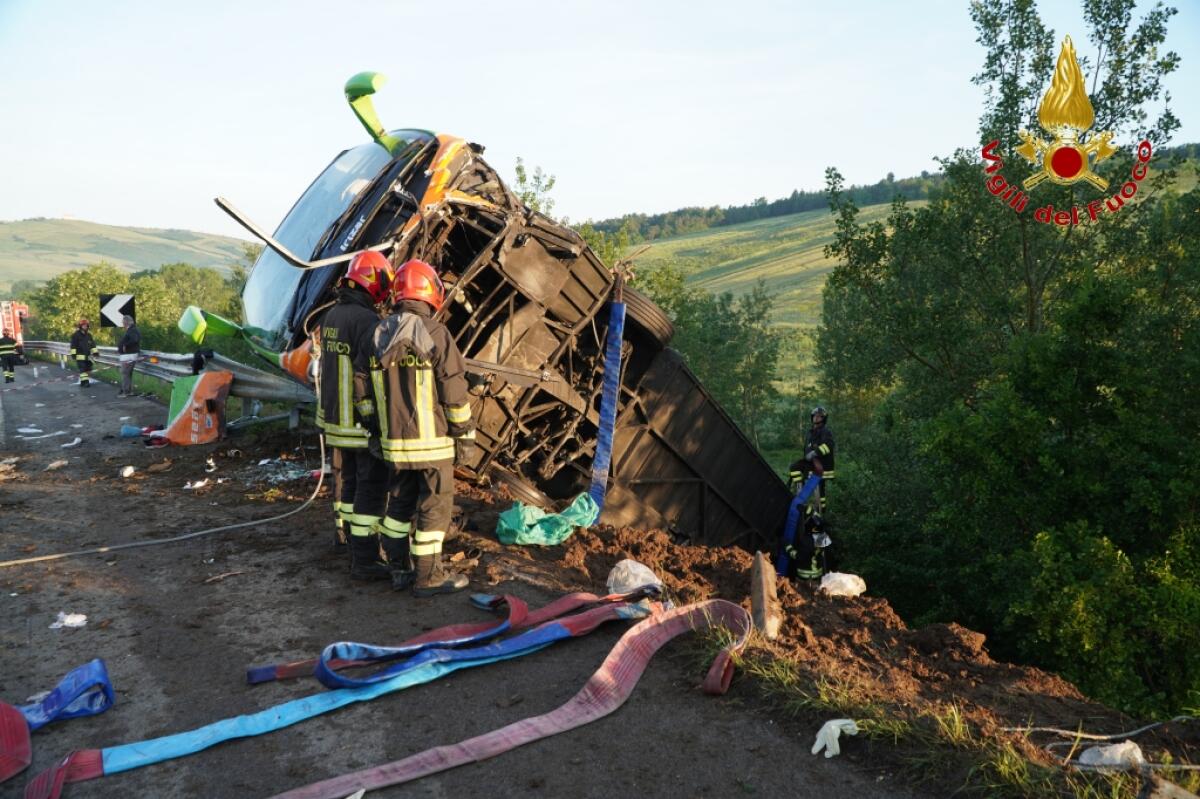 Bus in scarpata, identificata la vittima - 