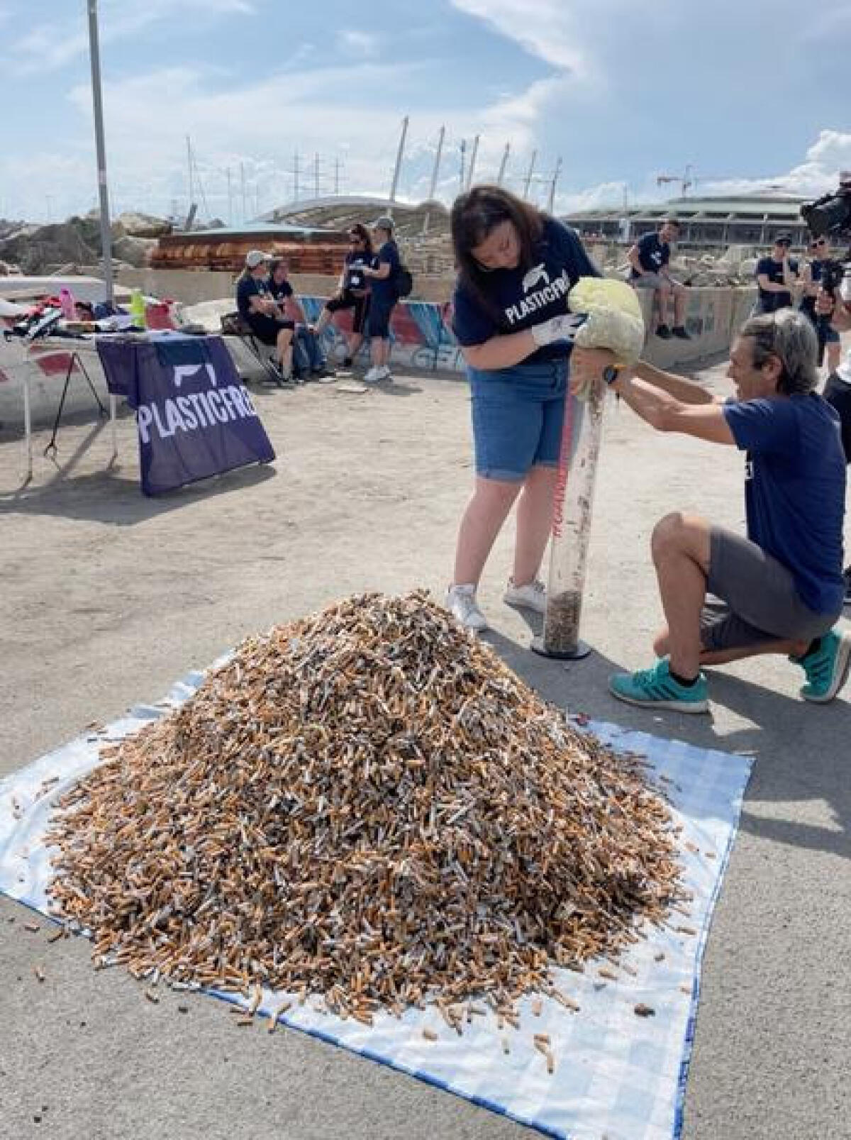 Campania liberata da 46 chili di mozziconi di sigarette grazie ai volontari di “Plastic Free” - 
