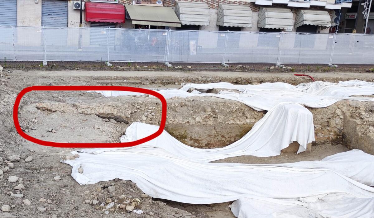 Piazza Santa Maria, la ruspa trova altri ambienti termali con copertura a volta. - 