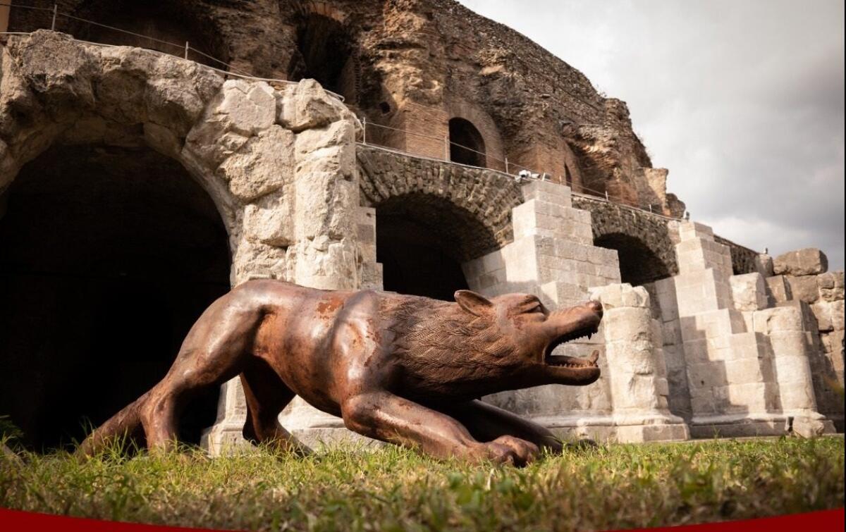 Teatro Romano di Benevento - Mostra "Lupi" di Liu Ruowang. - 