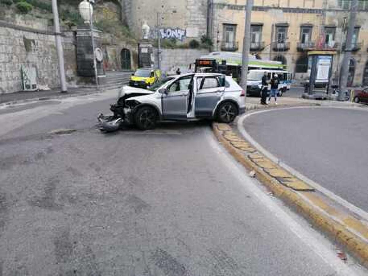 Auto finisce contro un palo, muore un 42enne - 