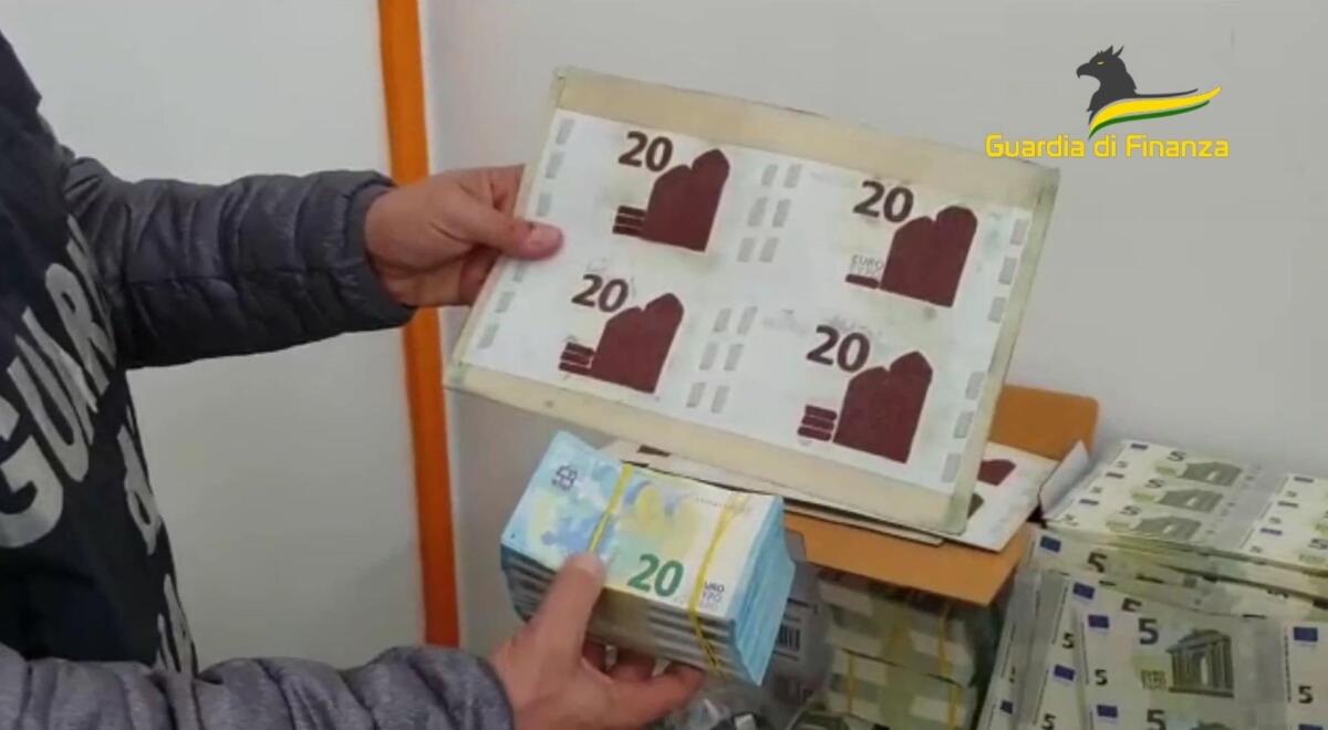 Scoperta una zecca clandestina, sequestrate banconote false da 20 e 50 euro - 