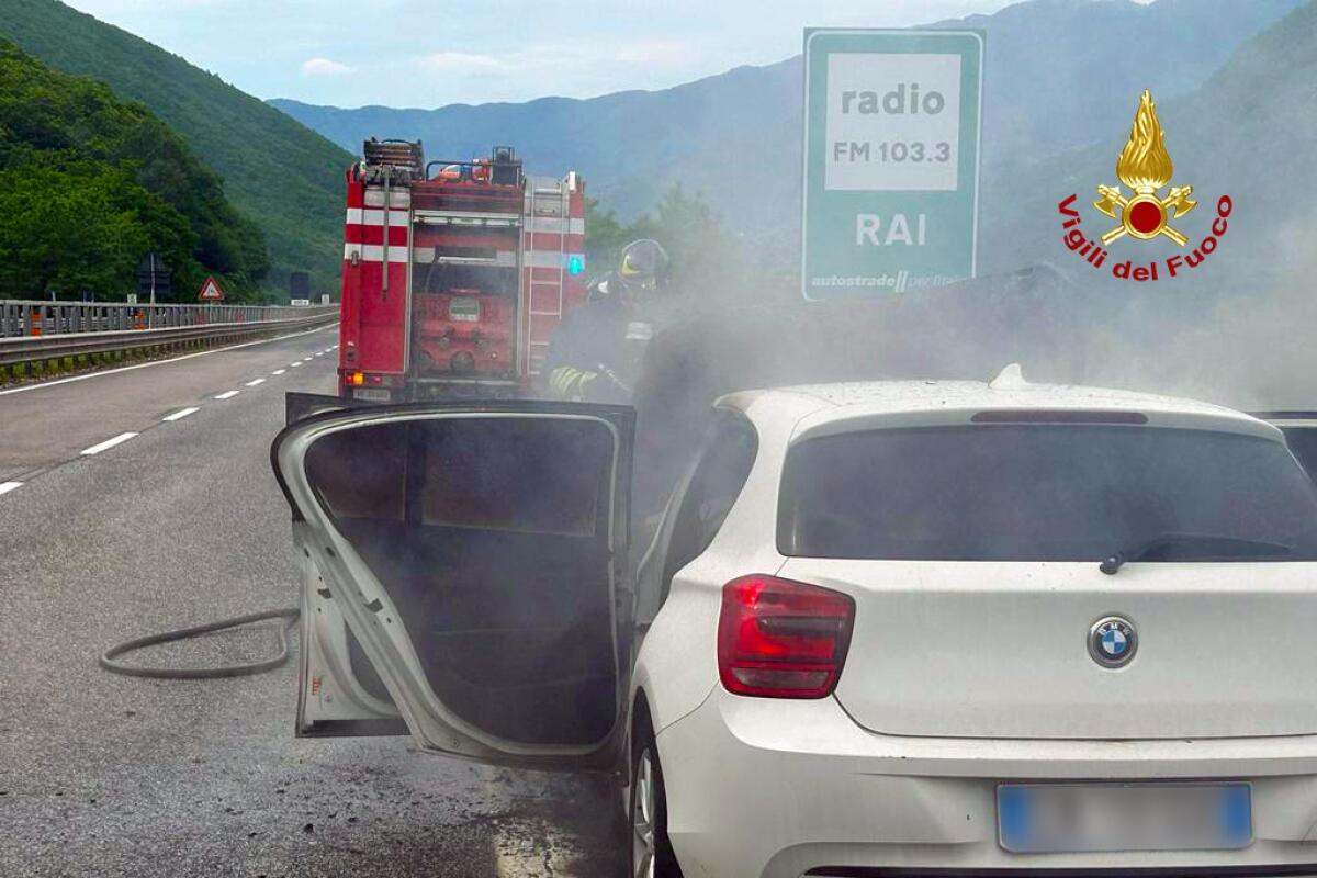 Autovettura prende fuoco sull'A16. - 