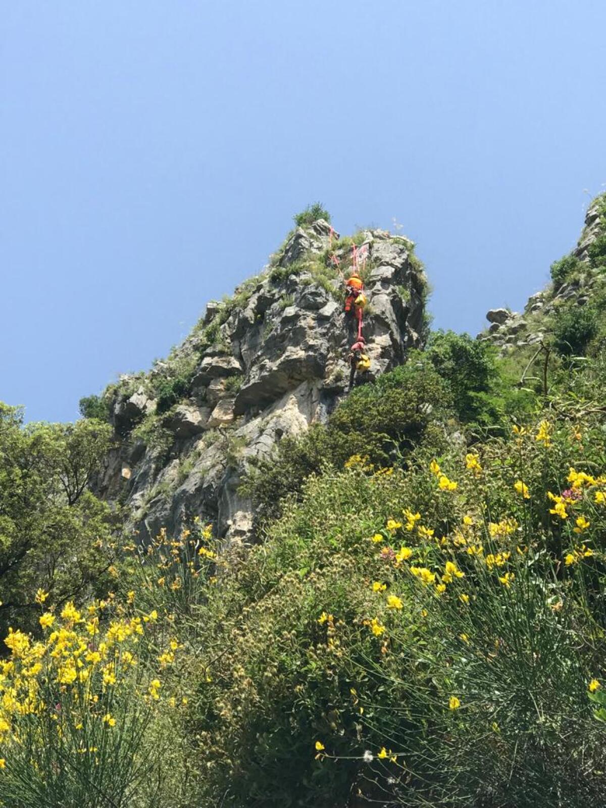 Solofra. Lavori di messa in sicurezza del costone roccioso in località Castelluccia. - 