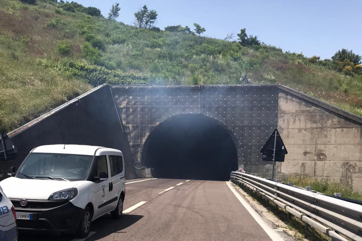 Incendio Vallesaccarda: intervento tecnici Arpac per monitorare diossine  - 