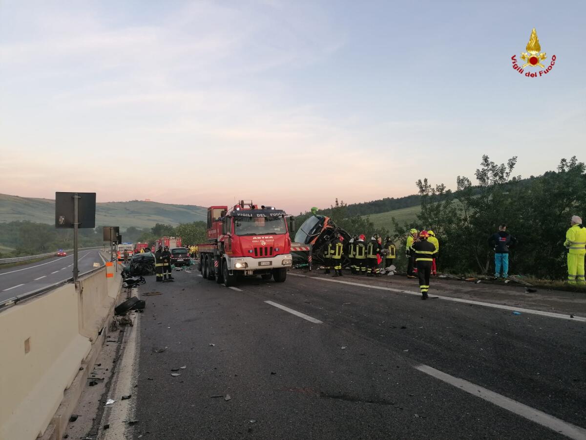 1 Morto e 14 feriti bilancio di incidente stradale su A16. Bus finisce in una scarpata - 