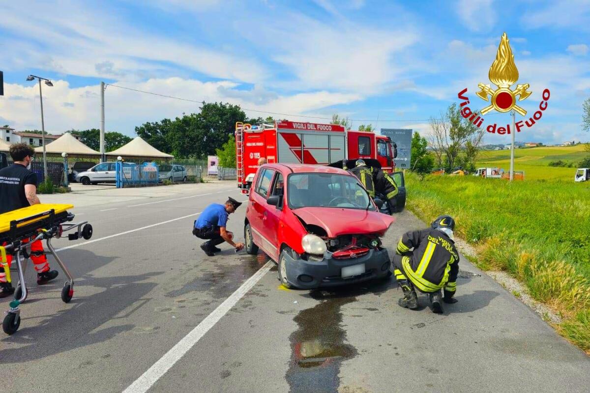 Scontro tra auto, feriti un 63enne e una 24enne - 