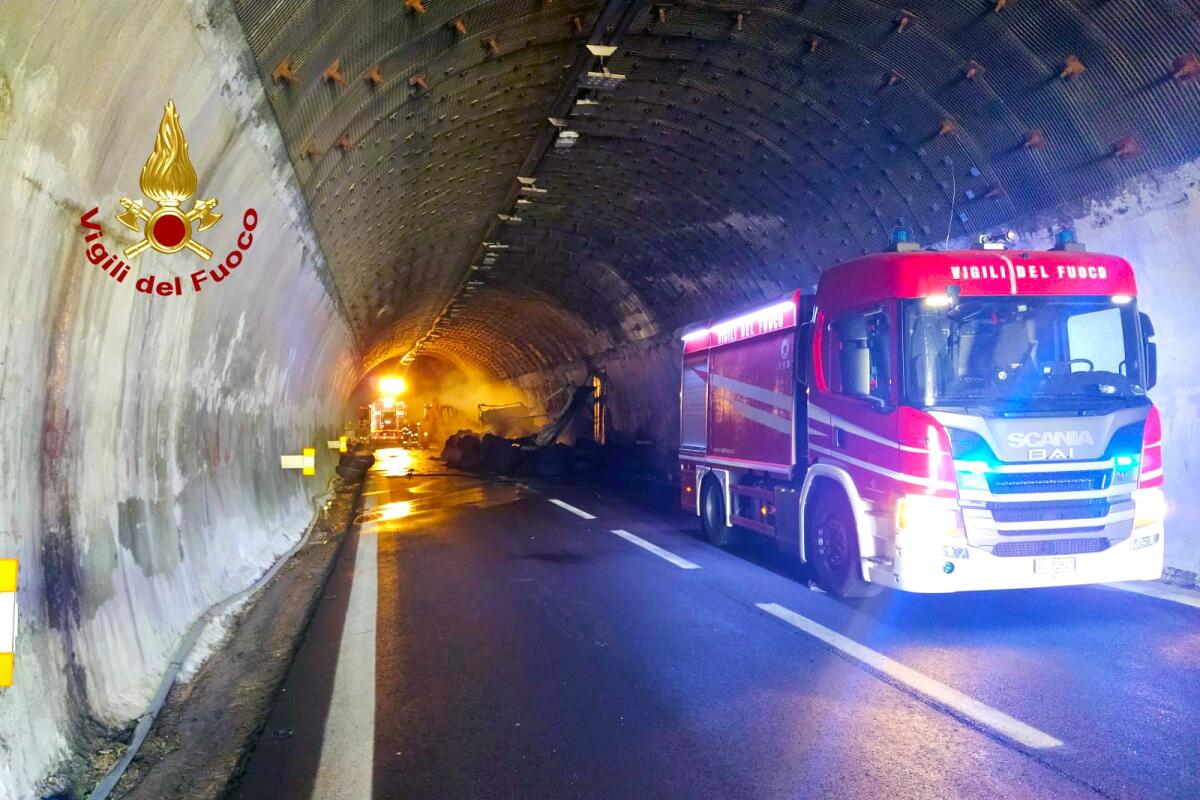 Spento incendio autoarticolato nella galleria di Vallesaccarda - 
