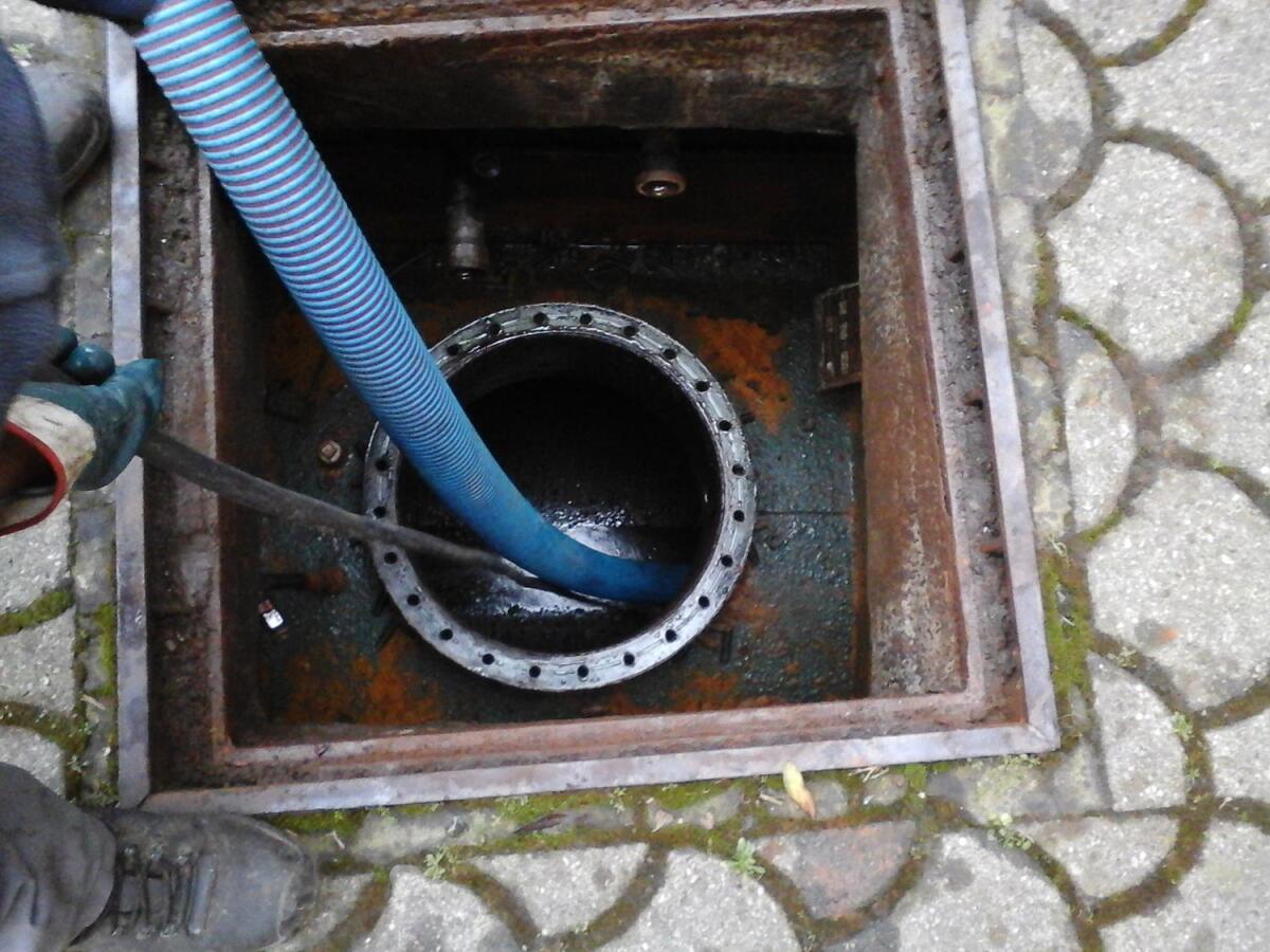 Travestiti da operai rubano gasolio per il riscaldamento - 