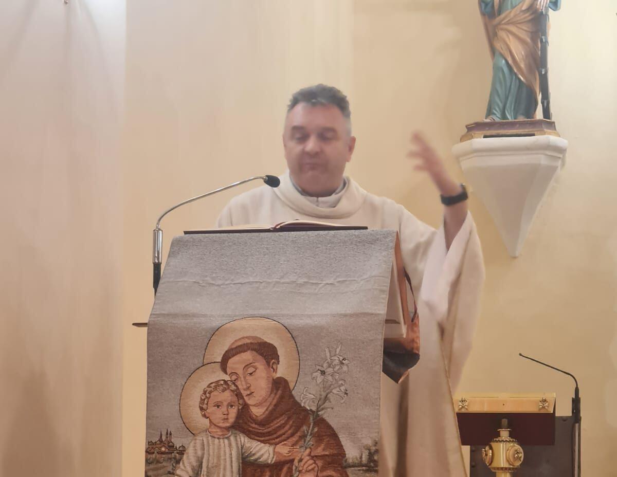 San Martino V.C..Don Giancarlo presiede Solenne Messa in onore di Sant'Antonio da Padova. - 