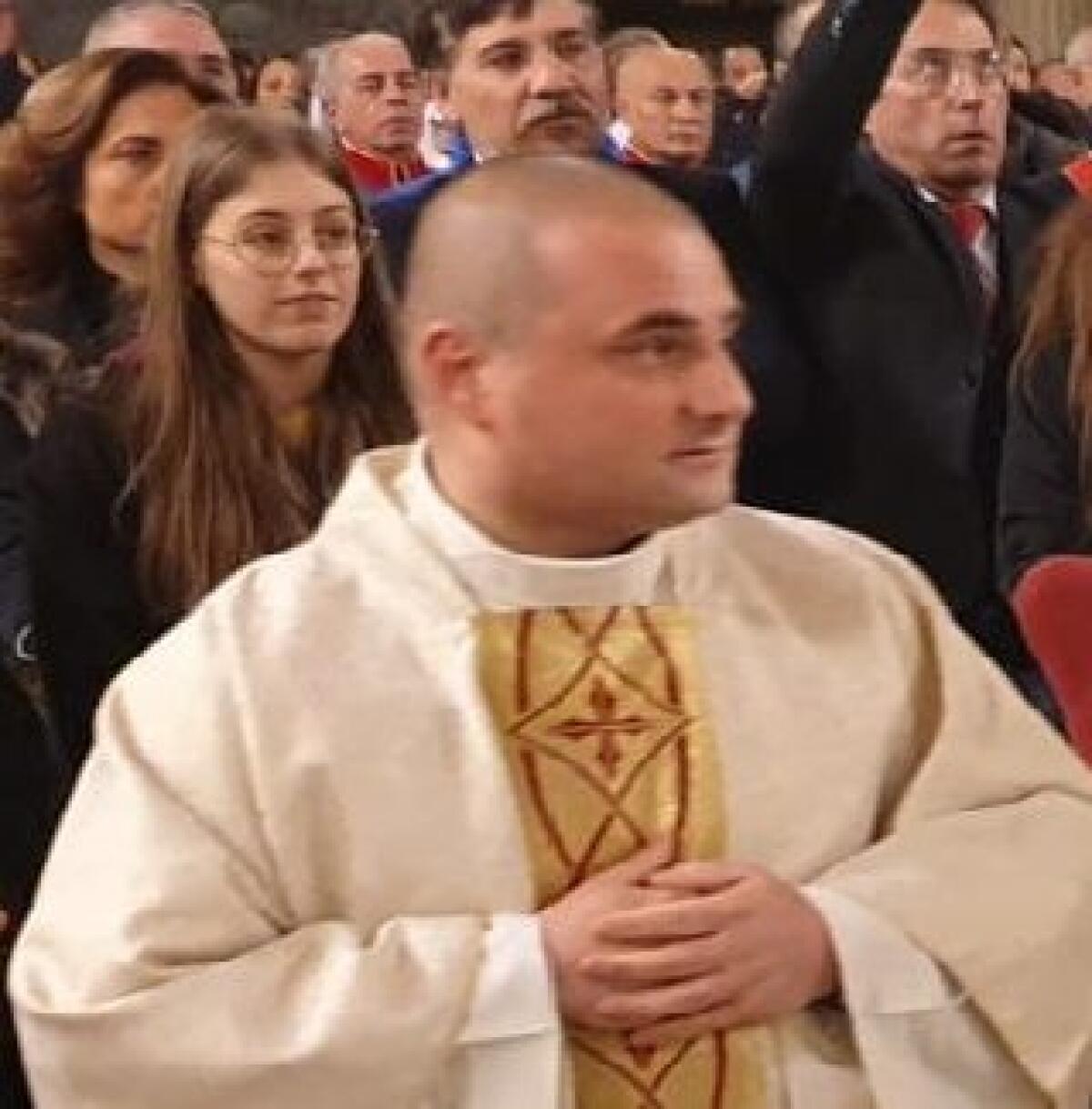 Cervinara. Saluto al vice parroco don Luca Cenerazzo. - 