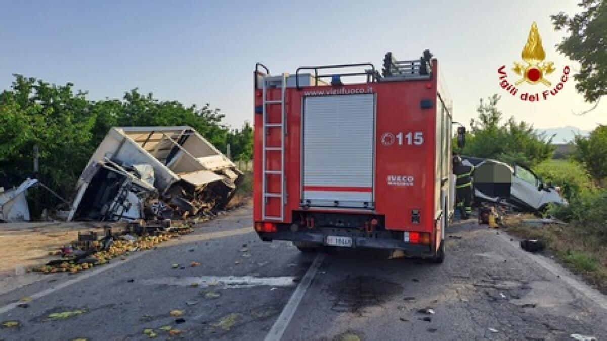 Un ragazzo morto e altri due feriti, tragico bilancio di un incidente stradale - 