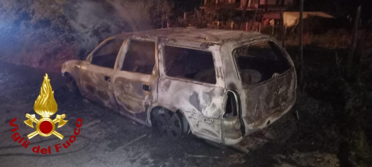 Data alle fiamme auto nei pressi del cimitero di Santa Lucia di Serino. - 