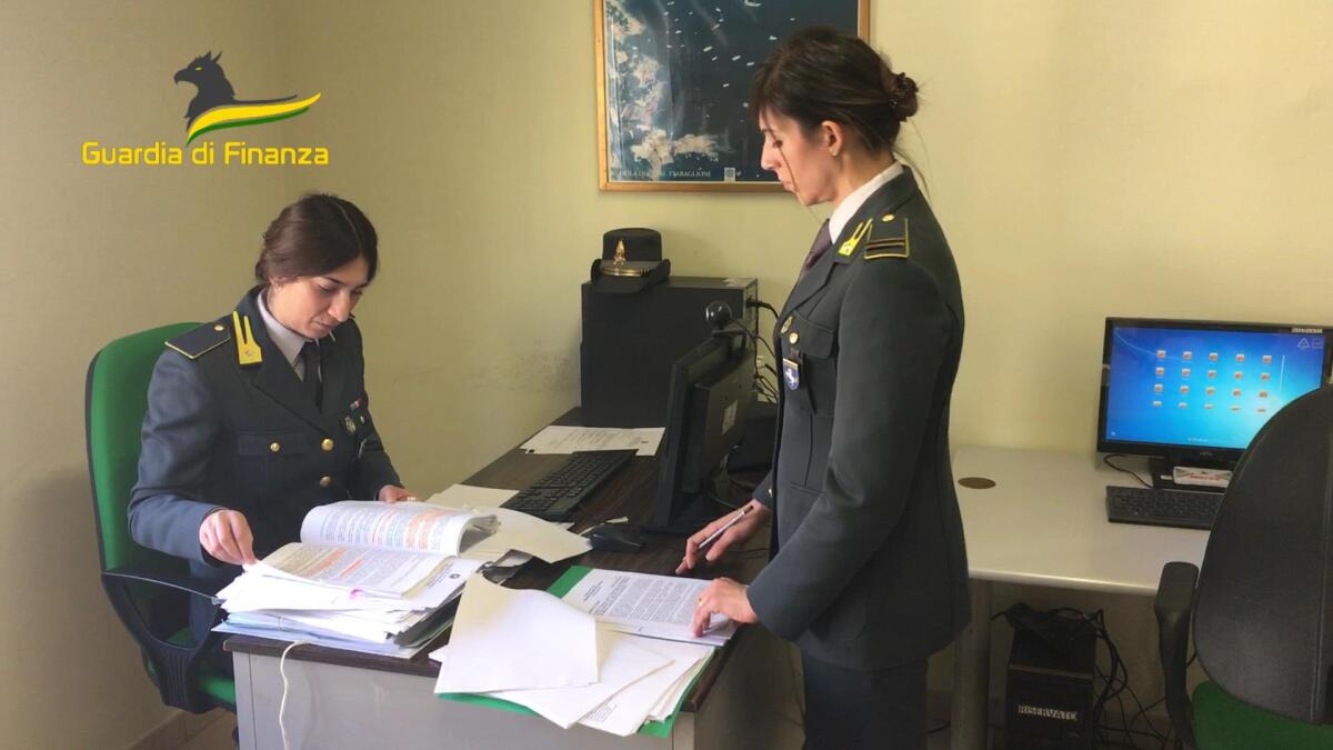 Sequestrati 260.000 euro, 7 immobili, 33 macchinari e quote di partecipazione, 14 persone indagate. - 