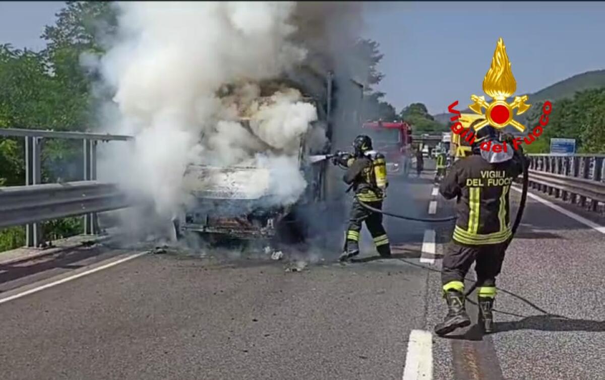 In fiamme un furgone in transito sull'A16 - 