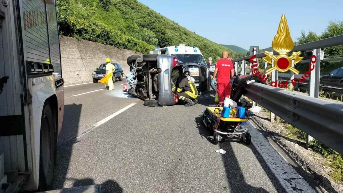 Autovettura sbanda e si ribalta, due persone ferite - 