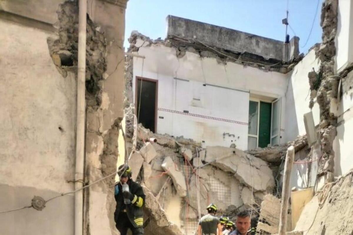 Crolla una palazzina a Torre del Greco, si temono vittime - 