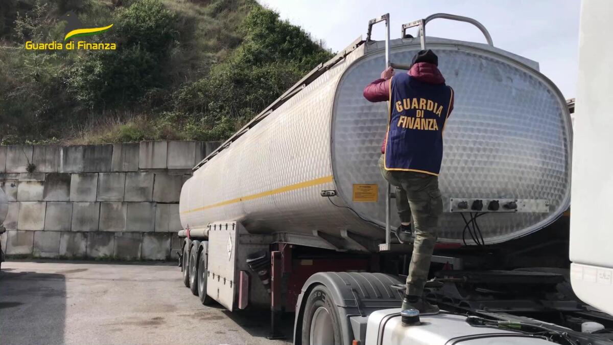 Contrabbando di prodotti energetici, quattro ordinanze cautelari. - 
