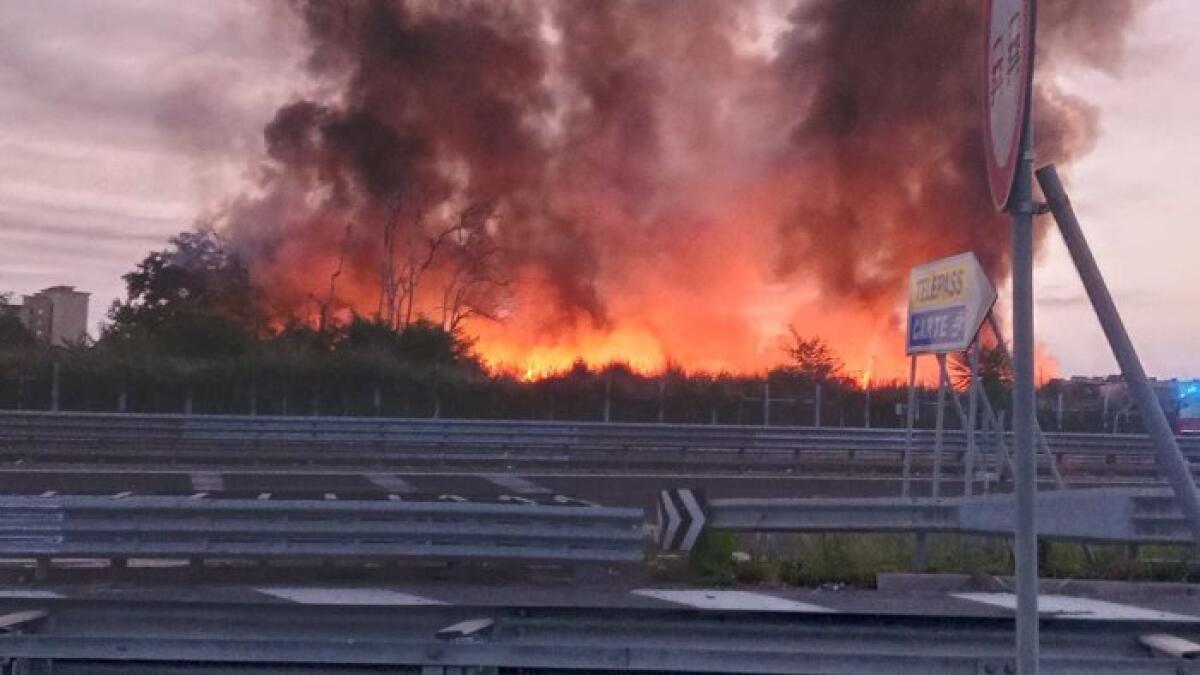 Incendio campo rom di Barra, in corso accertamenti dell’Arpa Campania  - 