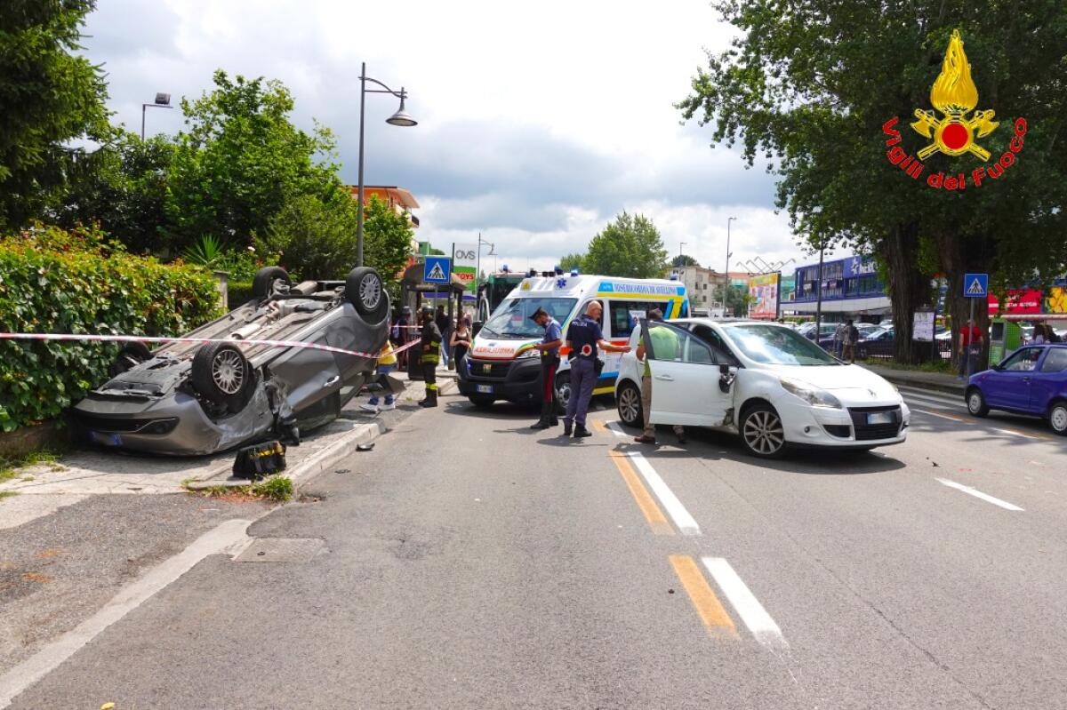 Scontro tra tre auto, diversi feriti. - 