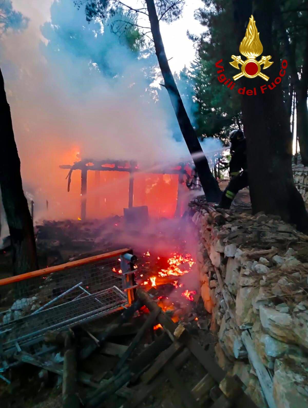 Incendio di una baita in legno utilizzata come campo Scout - 