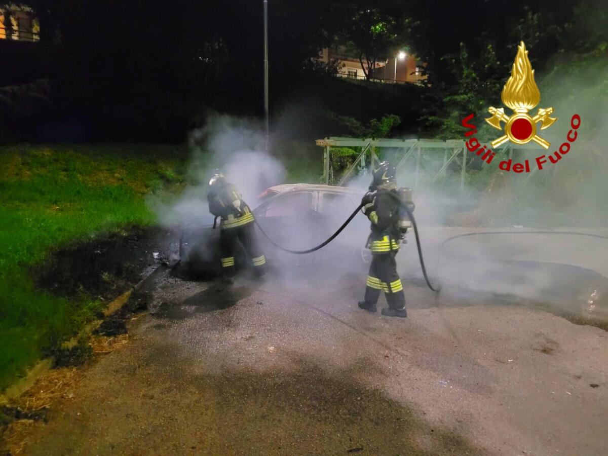 Auto in sosta in fiamme ad Avellino - 