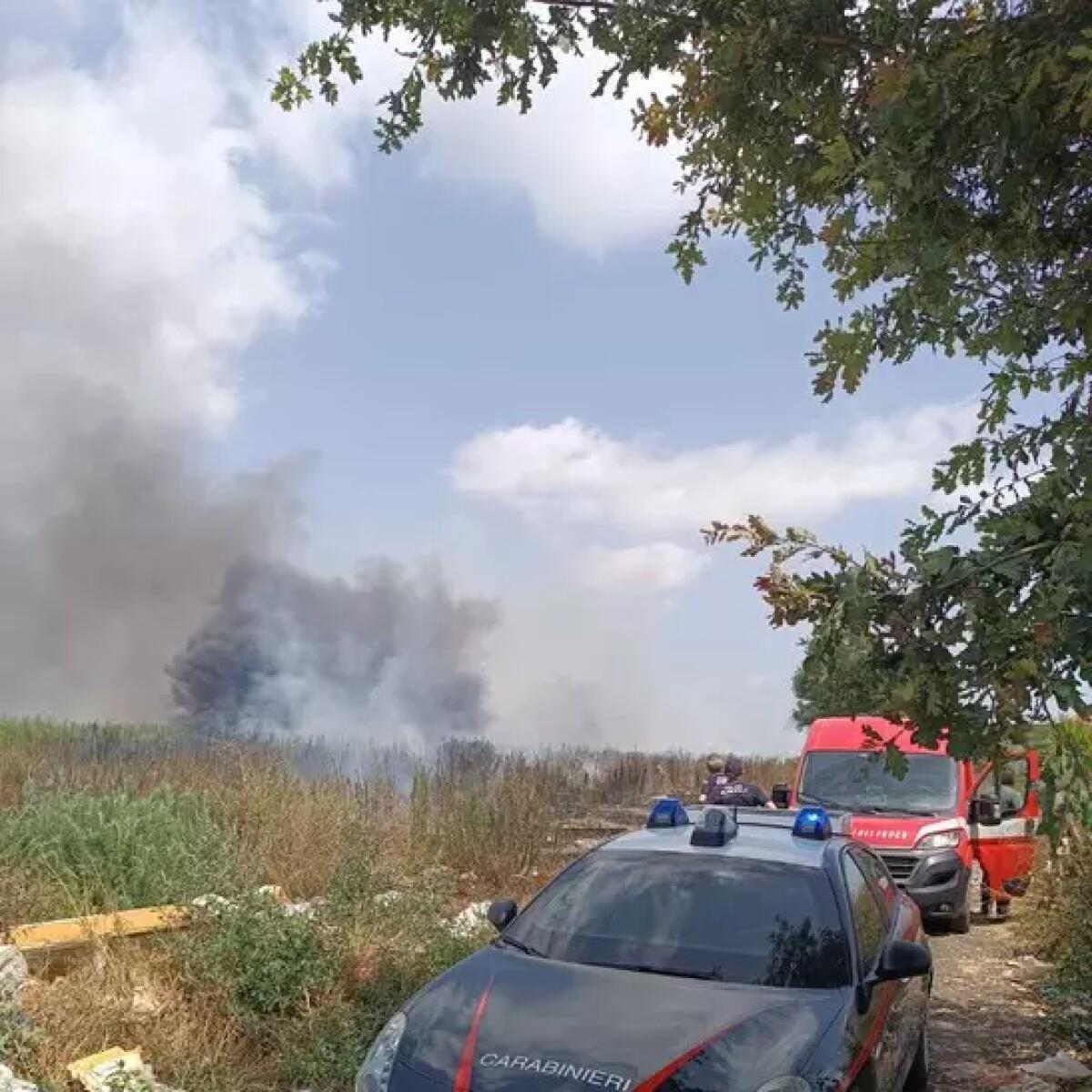 Rogo nel campo nomadi, in fiamme cumuli di rifiuti - 