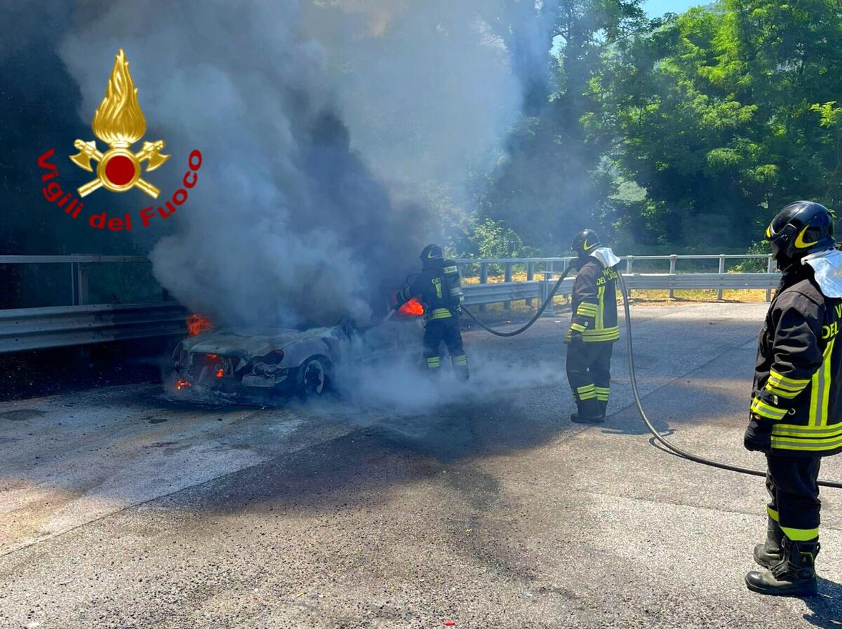 Auto in transito in fiamme sull'A16 - 