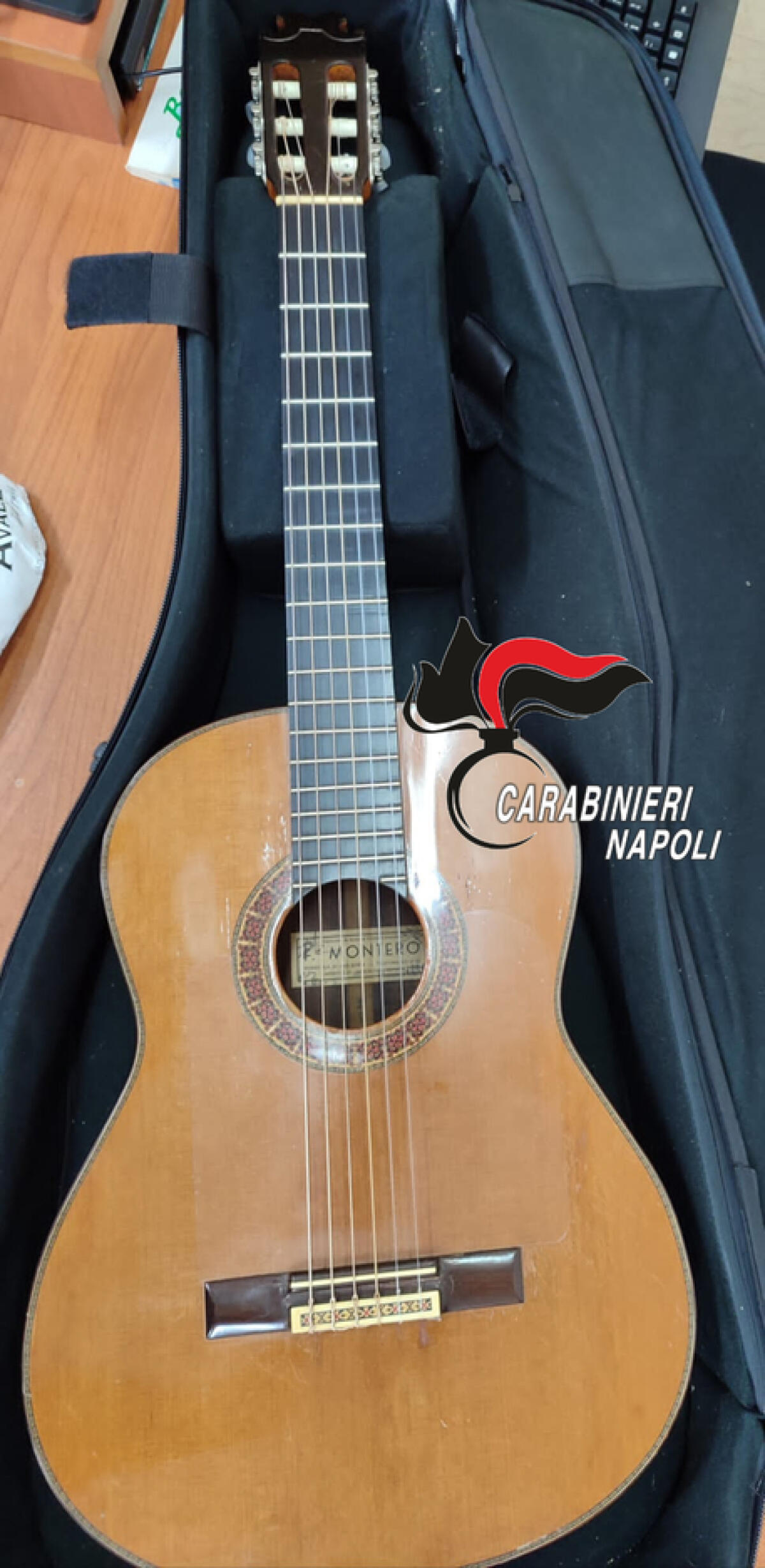 Gli rubano una chitarra da 5 mila euro, la ritrova sul web dopo 10 anni - 