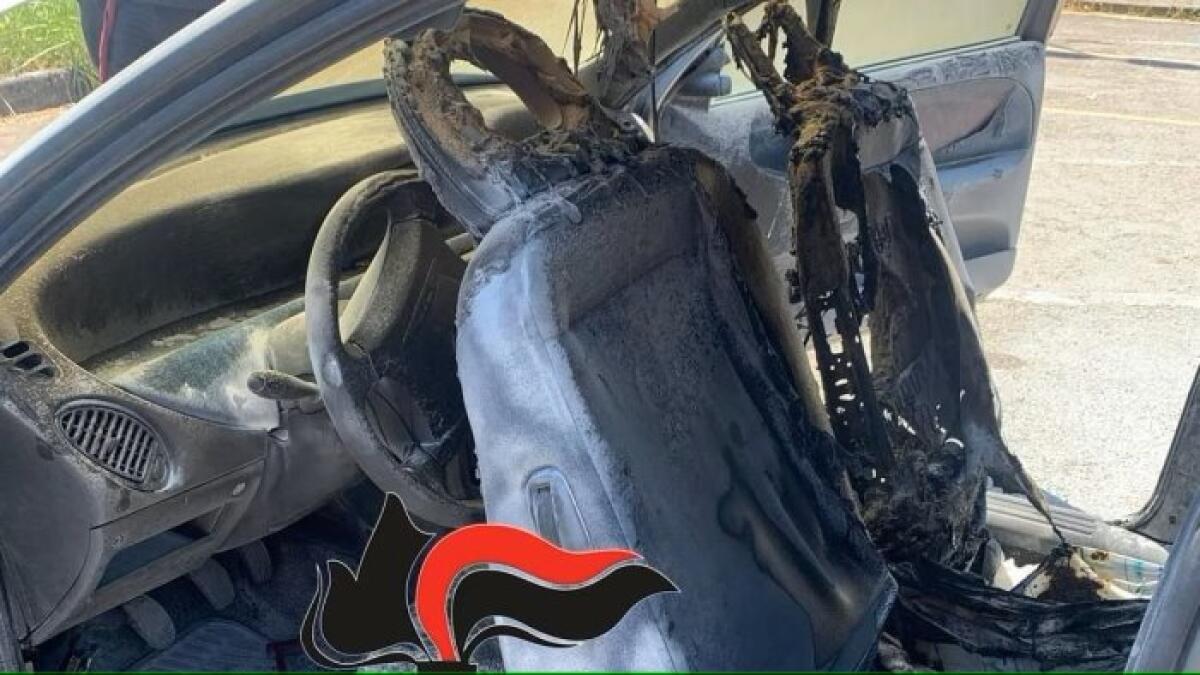 Denuncia il compagno e lui le brucia l'auto davanti ai carabinieri - 