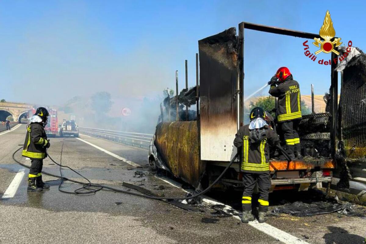 Furgone che trasportava quattro moto prende fuoco in autostrada. - 