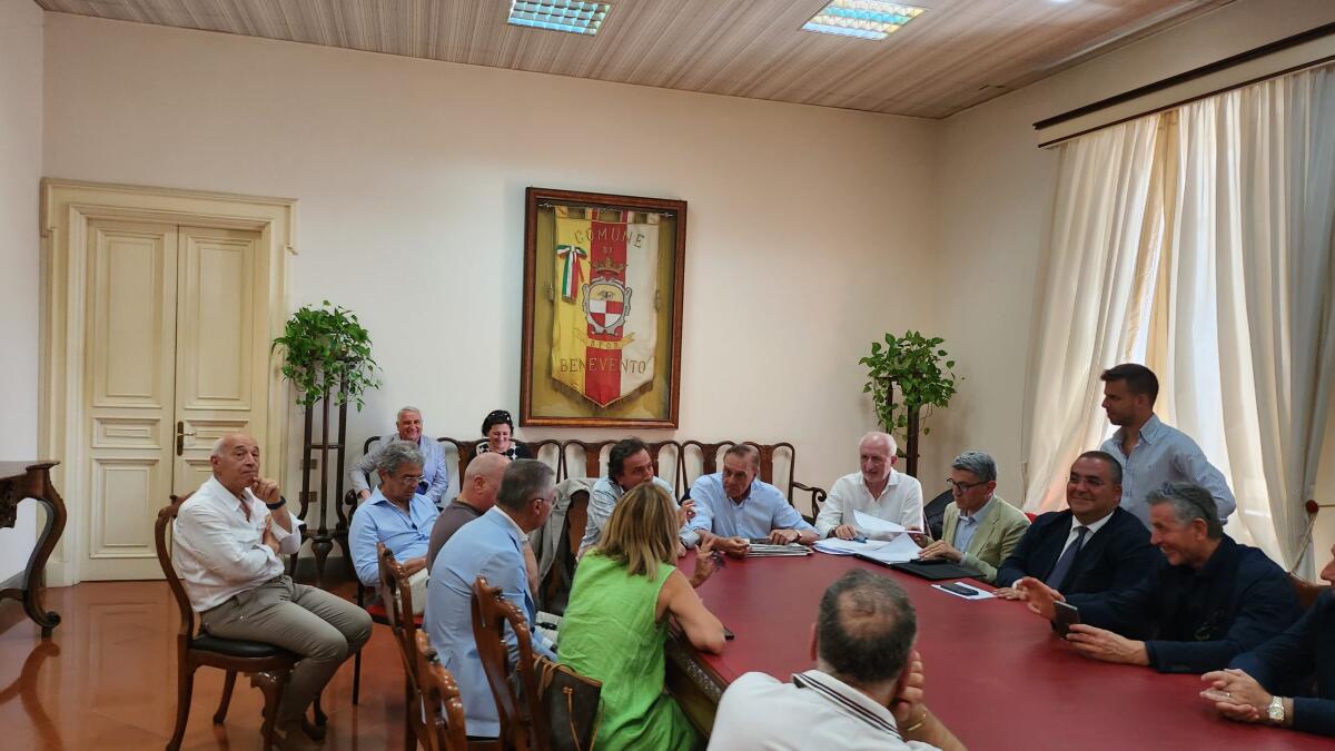 Casa di Jonas, riunione a Palazzo Mosti. - 